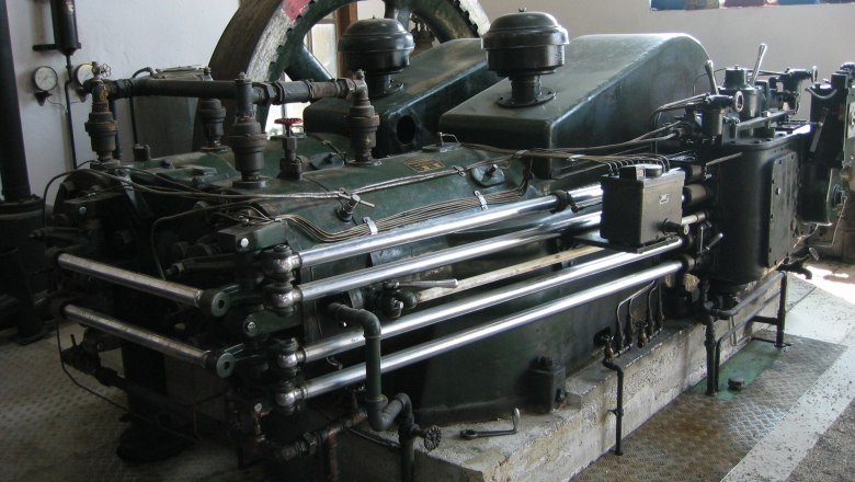 Traktorenmuseum2, © Martin Andrä Alter Industriemotor in einem Museum ausgestellt.
