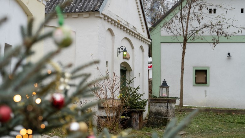 Advent in the Loamgrui, © Weinviertel Tourismus / Claudia Schlager Houses decorated for Christmas in Unterstinkenbrunn, Loamgrui.