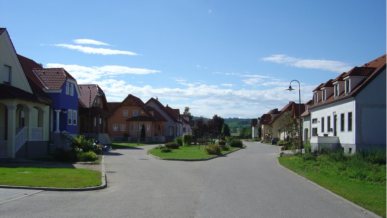 Alberndorf, © Gemeinde Alberndorf Straße in Alberndorf mit bunten Häusern und blauen Himmel.