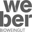 Logo, © Fam Weber Logo des Bioweinguts Weber in grauer Schrift.
