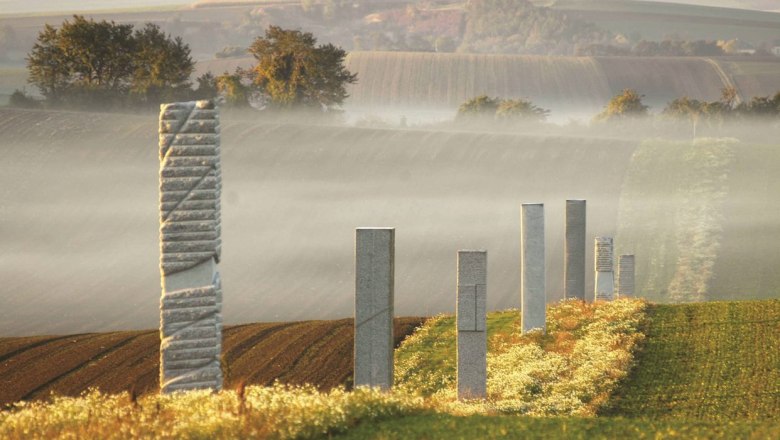 Kunstfeld Harmannsdorf, © LEADER-Region Weinviertel / Lahofer Steinskulpturen in einer nebligen Landschaft bei Harmannsdorf.