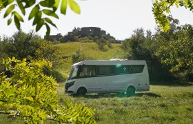 Camping in Falkenstein, © Weinviertel Tourismus GmbH / Lisa Sedlatsch Wohnmobil auf einer Wiese vor einer Burgruine in Falkenstein.