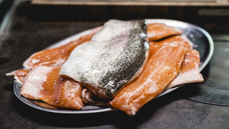 Hohe Fisch- und Fleischqualität, © Niederösterreich Werbung/David Schreiber Frische Lachsfilets auf einem Metalltablett.