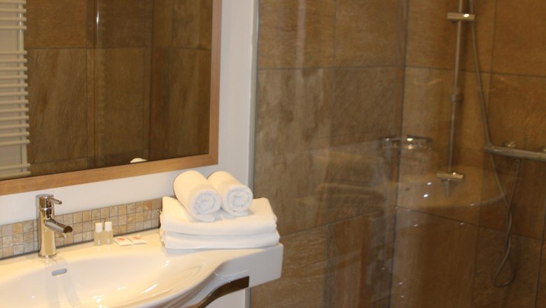 Bathroom, © Familie Rieder Modern bathroom with washbasin, mirror and shower.