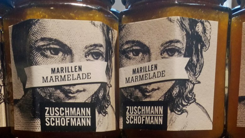 Marmelade, © Weinviertel Tourismus GmbH Zwei Gläser Marillenmarmelade mit Etiketten, die ein Gesicht zeigen.