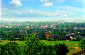 Blick auf Wolkersdorf, © Barbara Wittmann Panoramablick auf Wolkersdorf mit grünen Bäumen und Gebäuden unter einem blauen Himmel.