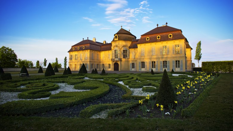 Schloss Niederweiden, Marchfeld, © SKB_Harald Böhm Schloss Niederweiden mit gepflegtem Garten im Vordergrund.