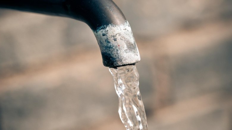 Trinkbrunnen, © pixabay Nahaufnahme eines Wasserhahns mit fließendem Wasser.