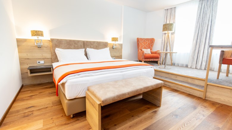 GENIESSER Room, © flotographix Ein Modernes Doppelzimmer mit einer extra Lese- und Schreibtischecke.