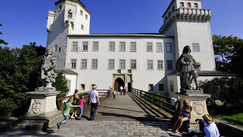 MAMUZ Schloss Asparn/ Zaya, © Manfred Horvath Schloss Asparn/Zaya mit Besuchern und Statuen im Vordergrund.