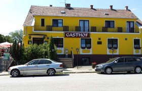 Gasthof Prinz Eugen, © Gasfhof Prinz Eugen Gelbes Gebäude mit der Aufschrift 'Gasthof', Autos davor geparkt.