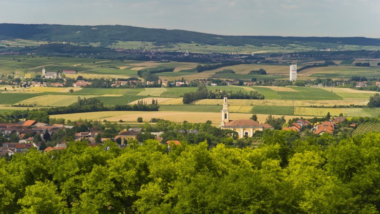 Zellerndorf, © Gemeinde Zellerndorf Landschaftsansicht von Zellerndorf mit Kirche und Feldern.