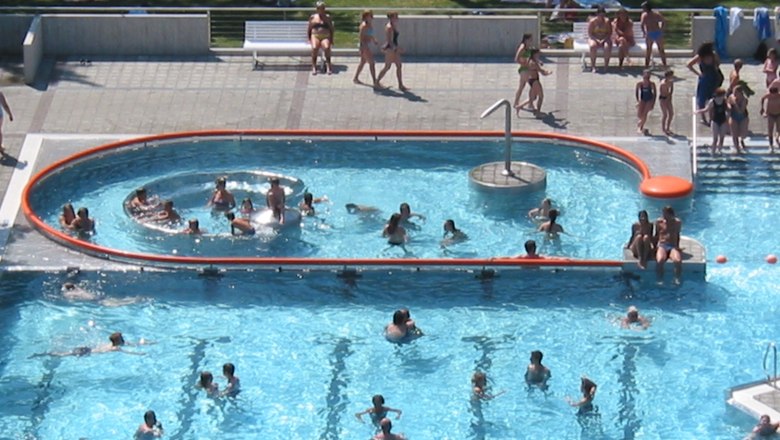 Sprudelbecken, Erholungszentrum Stockerau, © Stadtgemeinde Stockerau Menschen schwimmen und entspannen in einem Sprudelbecken im Erholungszentrum Stockerau.