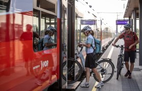 Bahnhof, © Erwin Haiden Zwei Radfahrer steigen mit ihren Fahrrädern in einen Zug am Bahnhof ein.