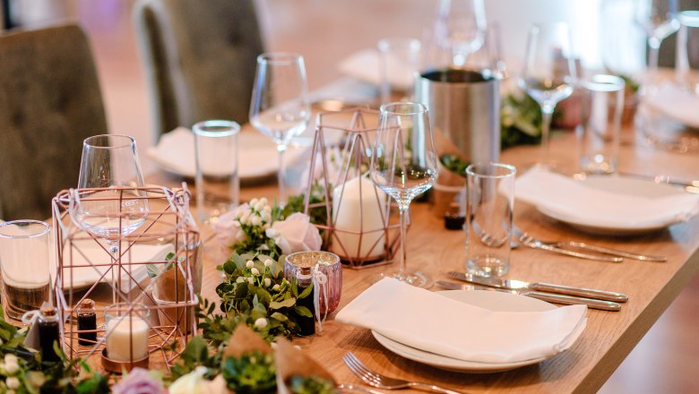 Celebrate weddings, © Weinterrasse Pulkau Elegant wedding table with flowers and candles.