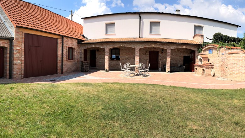 Garden, © Reinhard Gurschka Brick building with garden and terrace in sunny weather.
