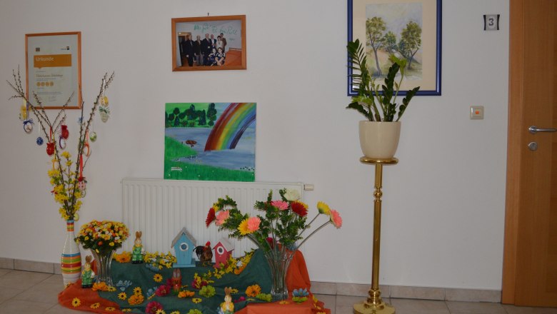 Entrance area, © Monika Schließelberger Decorated entrance area with pictures, plants and Easter decorations.
