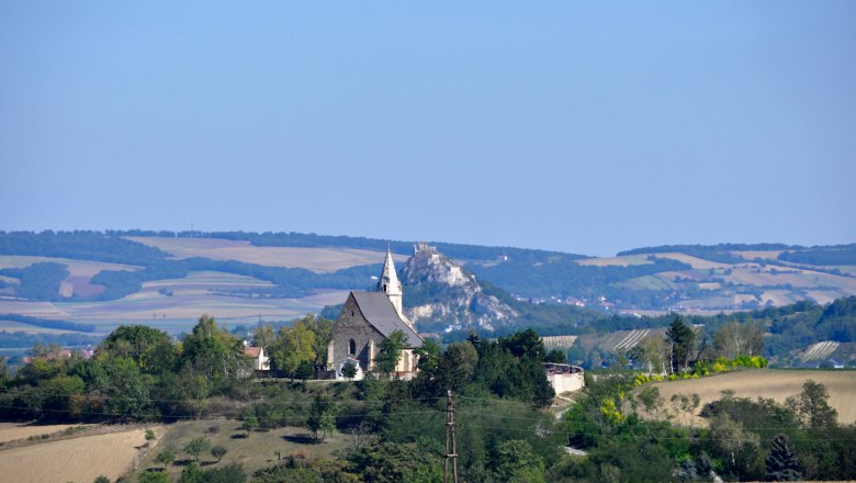 Church Fallbach, © Gemeinde Fallbach Landscape with church and hill in the background.