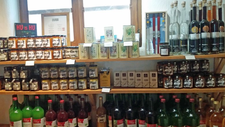 Grocery store, © Weinviertel Tourismus GmbH Shelves with jams, drinks and other products in a store.