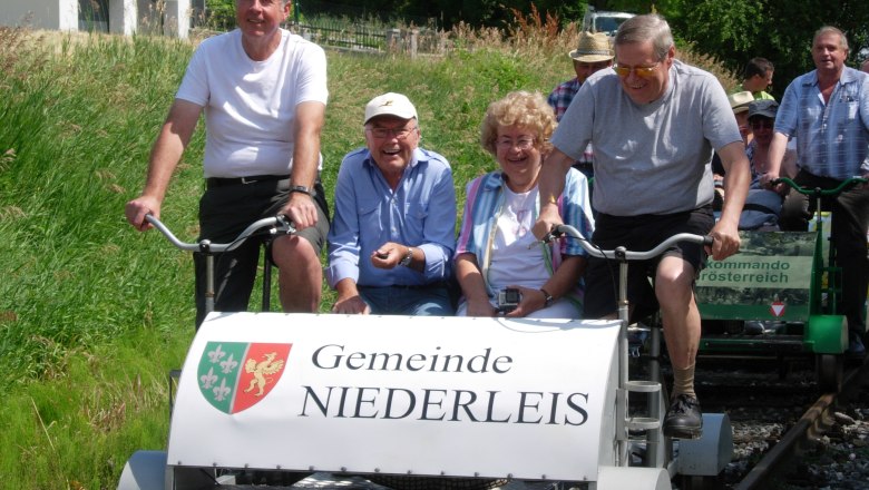 Draisine, © Gemeinde Niederleis Gruppe von Menschen auf einer Draisine in Niederleis.