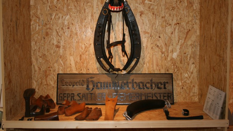 Museum/commercial view, © Gemeinde Schrattenberg Exhibit in a museum with saddler's tools and a horse harness.