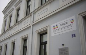 Museum Hohenau an der March, © Gemeinde Hohenau an der March Fassade des Museums Hohenau an der March mit Schild und Gedenktafel.