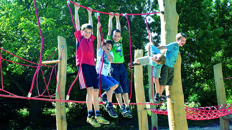 Spiel & Spaß in Loosdorf, © Winkelauer Hof Fünf Kinder spielen auf einem Klettergerüst im Freien.