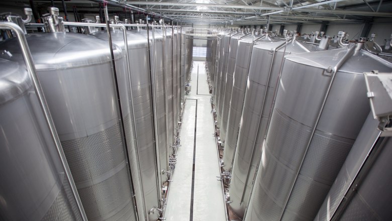 Die Weinhalle, © Markus Kucera Große Edelstahltanks in einer modernen Weinproduktionshalle.