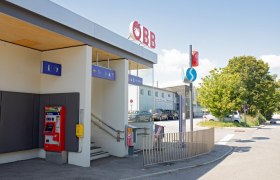 Bahnhof Spillern, © Leader-Region Weinviertel / Lahofer Eingang des Bahnhofs Spillern mit ÖBB-Logo und Ticketautomat.
