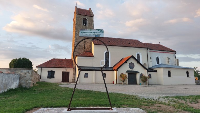 Schlüsselerlebnis Hohenwarth, © F. Hagenbüchl Kirche in Hohenwarth mit großem Schlüsselloch-Skulptur im Vordergrund.