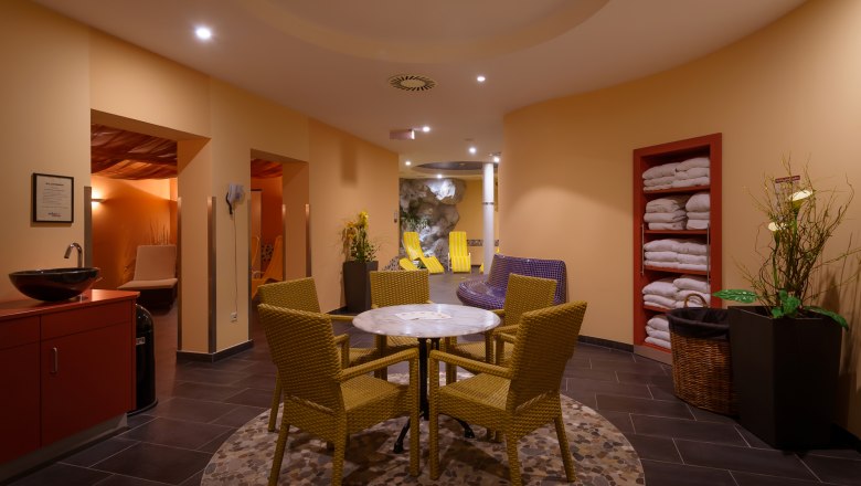 City Hotel Wellness Bereich, © © Markus Jung, MJM Photography Wellnessbereich eines Hotels mit Tisch, Stühlen und Liegen.