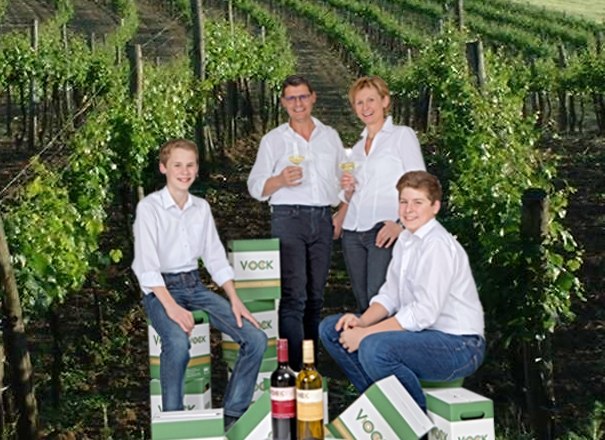 Familie Vock, © Franz Vock Vier Personen in einem Weinberg mit Vock-Weinkartons.
