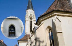 Stadtpfarrkirche Korneuburg, © Stadtgemeinde Korneuburg Stadtpfarrkirche Korneuburg mit Kirchturm und gotischen Fenstern.