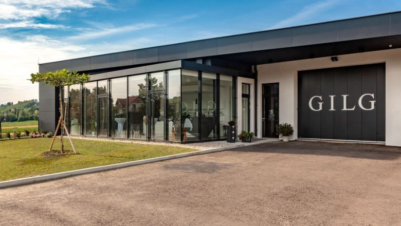 Weingut Gilg, © Alexander Seidl Modernes Gebäude mit Glasfassade und der Aufschrift 'GILG'.