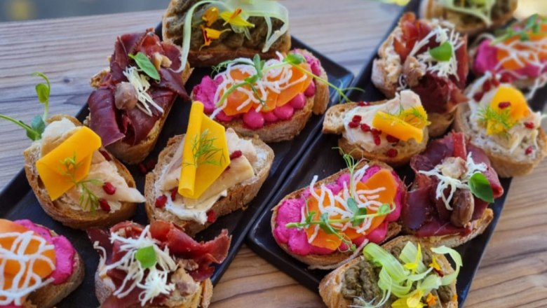 Genussbrötchen, © Die zwoa Weinviertla Verschiedene belegte Brötchen auf zwei schwarzen Platten.