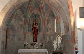 Kirche Altlichtenwarth, © Gemeinde Altlichtenwarth Innenansicht einer Kapelle mit Fresken und Statuen.
