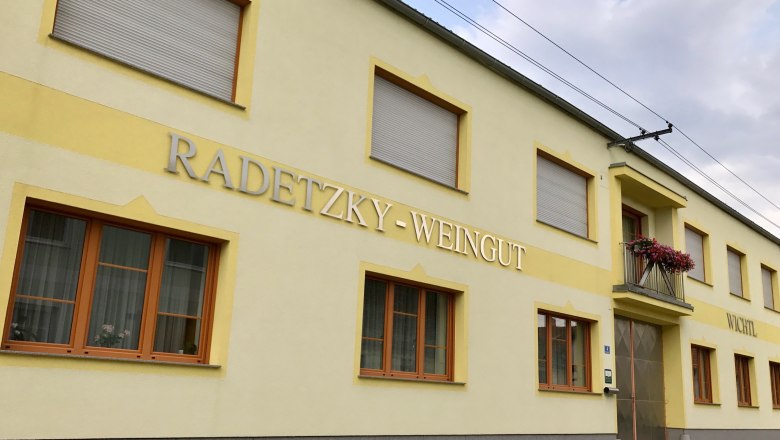 Weingut, © Wichtl Gelbes Gebäude mit der Aufschrift 'Radetzky-Weingut'.