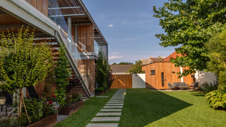 Hausgnost Apartments, © Niederösterreich Werbung / Maximilian Pawlikowsky Moderner Apartmentkomplex mit Garten und Holzverkleidung.