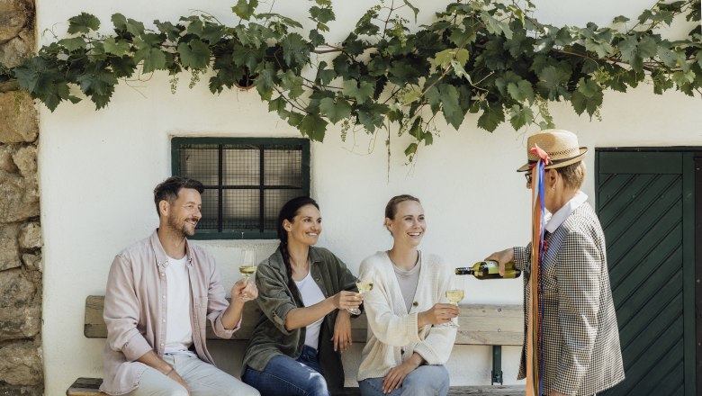 Kellergassenführung, © Weinviertel Tourismus / Sophie Menegaldo Kellergassenführung, © Weinviertel Tourismus / Sophie Menegaldo