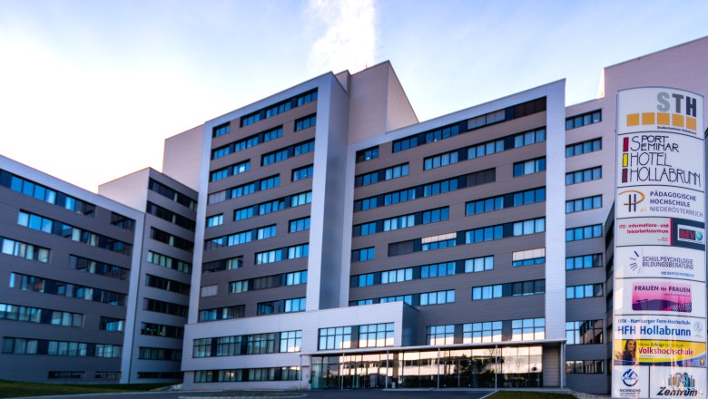 Stadthotel Hollabrunn, © Sport- und Seminarhotel Hollabrunn Ein modernes mehrstöckiges Gebäude mit einem Schild, das "Sport Seminar Hotel Hollabrunn" anzeigt.