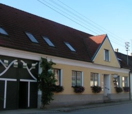 Winery zur Schlafmütze, © Fam. Parth Yellow building with red roof tiles and flower boxes on the windows.