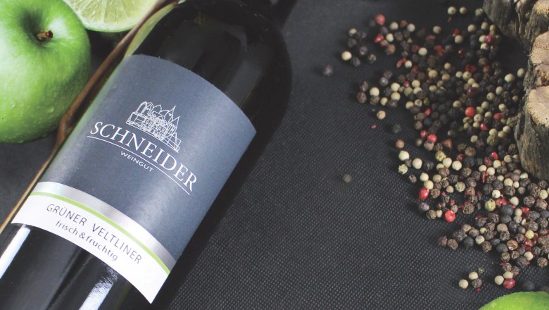 Weinflasche, © Goldsteiner Weinflasche Grüner Veltliner von Weingut Schneider mit grünem Apfel und Limette.