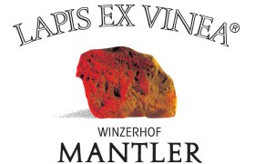 Winzerhof Mantler, © Winzerhof Mantler Logo des Winzerhofs Mantler mit einem roten Stein und dem Schriftzug 'Lapis Ex Vinea'.