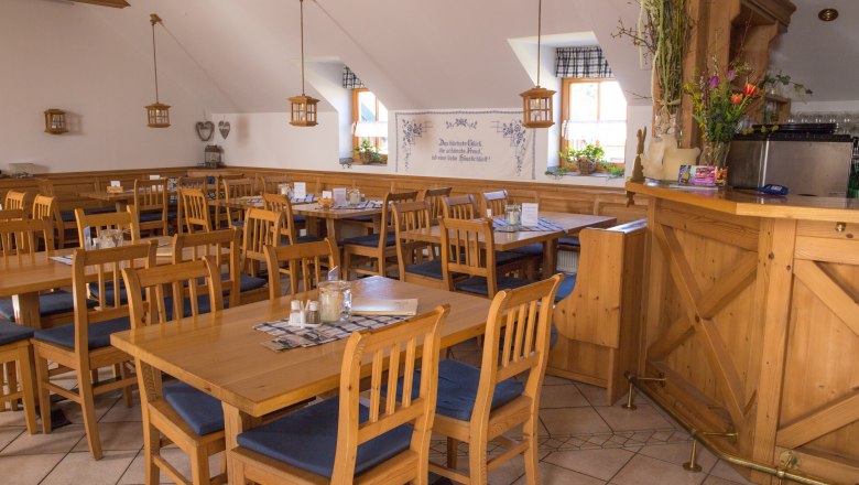 Winery Küssler, © Winzerhof Küssler Cozy dining room with wooden furniture and decorations.