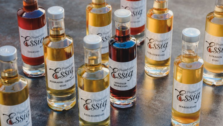 Poysdorfer Essig, © Michael Reidinger Verschiedene Flaschen Poysdorfer Essig auf einem Tisch.