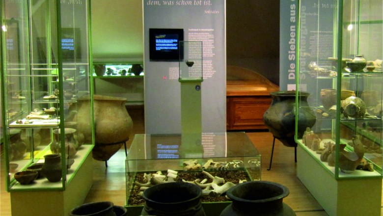 Stillfried-Zentrum der Urzeit, © Museum Stillfried Museumsausstellung mit antiken Tongefäßen und Vitrinen.