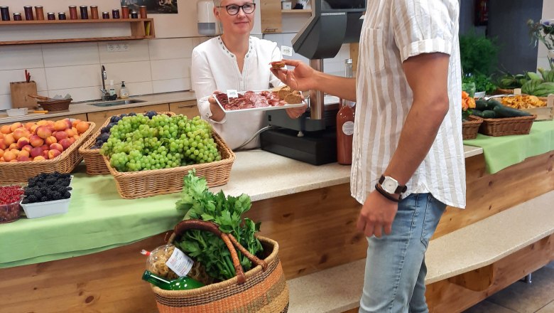 Verkostung im Hofladen, Spargelhof Magoschitz, Mannsdorf/Donau, © Donau Niederösterreich, Neubauer Verkostung im Hofladen, Spargelhof Magoschitz, Mannsdorf/Donau, © Donau Niederösterreich, Neubauer