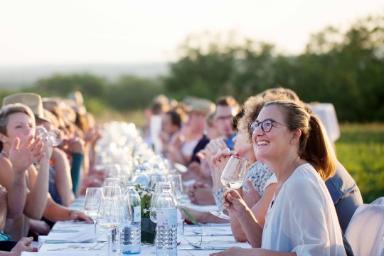 Tafeln bei ausgelassener Stimmung, © Weinviertel Tourismus / Wurnig Tafeln bei ausgelassener Stimmung, © Weinviertel Tourismus / Wurnig