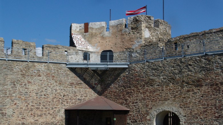 Museum des Bürgerkorps, © Veigl Harald Alte Steinmauer mit österreichischer Flagge auf einem Turm.
