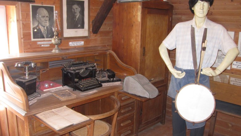 Niederleis local history museum, © Heimatmuseum Niederleis Interior view of a museum room with desk, typewriter and mannequin with drum.